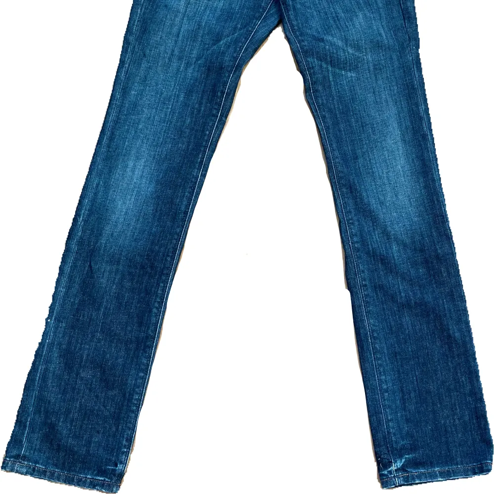 Ett par mörkblåa lågmidjade jeans med snygga bakfickor. De är inte skinny men inte bootcut. Så skulle mer säga straight. Kan mötas upp i Stockholm eller frakta då köparen står för frakten💞. Jeans & Byxor.