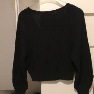 Tröja v-ringad bak - Tröja från H&M med V-ringning bak men går även att ha framåt. Svart stickad storlek S. 