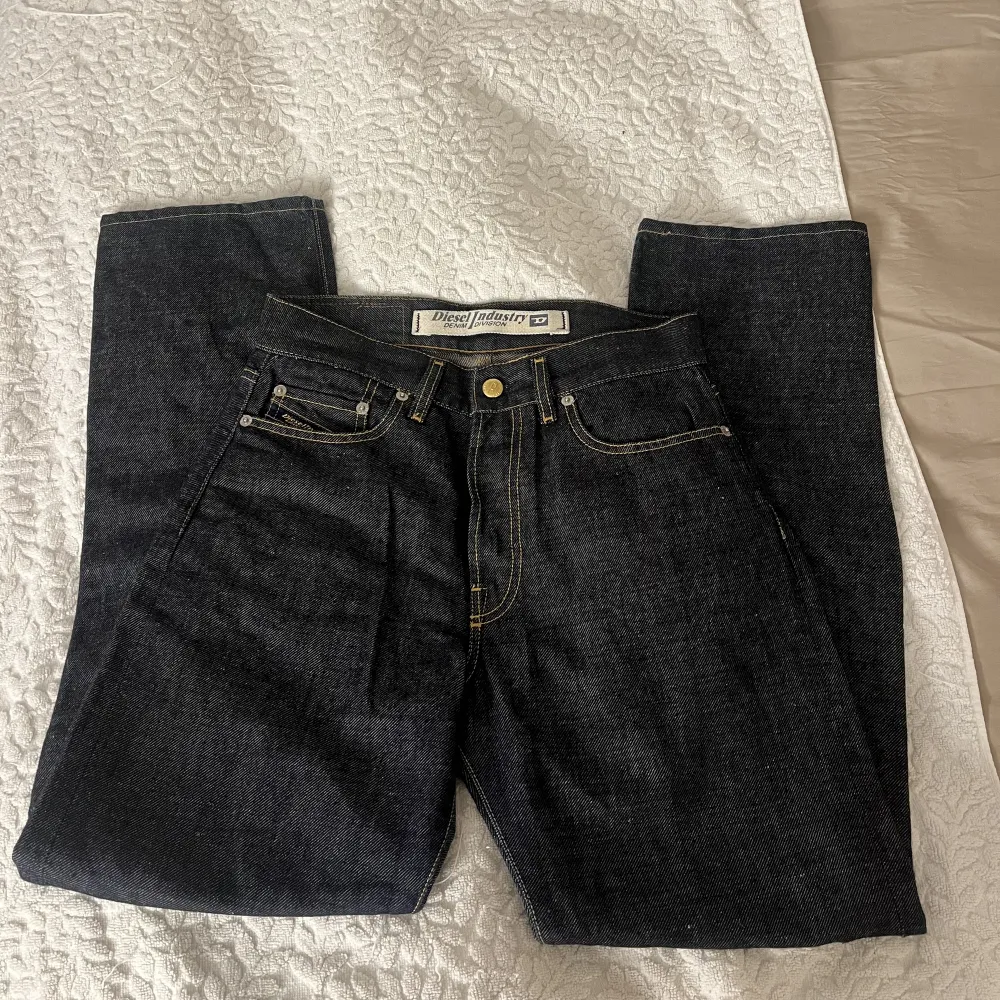 Säljer dessa fina diesel jeans. Är osäker på storleken men 32 skulle jag säga och jag är 164 cm o de sitter lagom, något korta.❤️. Jeans & Byxor.
