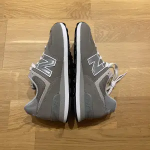 Helt nya new balance 574 skor säljes, pris kan diskuteras vid snabb affär. Liten i storlek