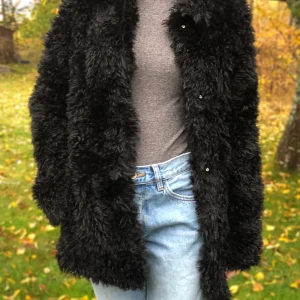 Festlig höst/vinterjacka - Varmare fluffig jacka i fint skick. Perfekt till fest nu under hösten/vintern.🍂❄️  Ej päls.🐻🥰