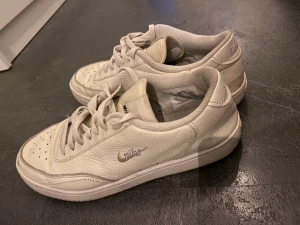Nike skor  - Beige/vita Nike skorna i storlek 38, har använt ett par gånger men är lite för små för mig. Hör av er vid intresse!
