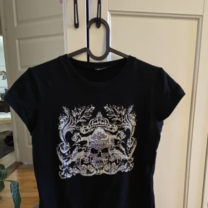 Svart tröja med döskalle - Så snygg! Rhinestones består trycket av!