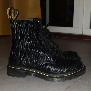 Dr. Martens Airwair svarta - Ett par nästan helt oanvända Dr. Martens skor i storlek 38. Använda typ 2 gånger! Jag säljer dessa för att de har blivit för små och de är inte riktigt min stil längre<3 