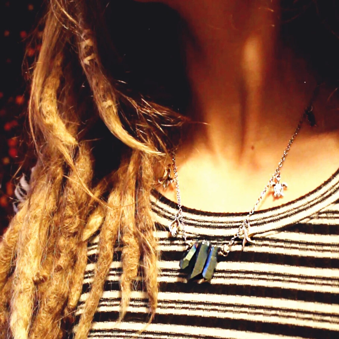 Halsband med havsblå kristaller och marina metallhängen - 90