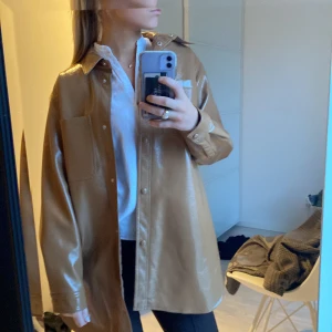 Skinnjacka från Object - Säljer min superfina jacka som tyvärr inte kommer till användning. Har använt den max 6 ggr (den är helt som ny)💗