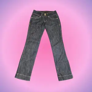 Så fina lowwaisted jeans från gamla ginatricot! 😩😍🫶🏻 Måste tyvärr sälja då de blivit för små för mig:( Så fin modell i bra skick med snygga fickor🌟 Innerbenslängden är 83cm och midjemåttet är 35cm tvärs över (70cm). Skriv privat vid intresse o frågor!😊💗