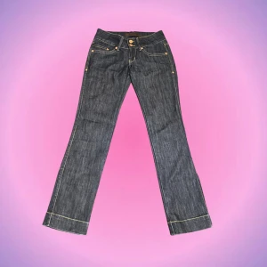 Lågmidjade jeans - Så fina lowwaisted jeans från gamla ginatricot! 😩😍🫶🏻 Måste tyvärr sälja då de blivit för små för mig:( Så fin modell i bra skick med snygga fickor🌟 Innerbenslängden är 83cm och midjemåttet är 35cm tvärs över (70cm). Skriv privat vid intresse o frågor!😊💗