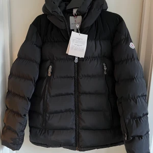 Moncler - Svart helt ny jacka ifrån Moncler stl L bytes mot Fjällräven EXPEDITION DOWN LITE JACKET W stl M  Kan även tänka mig att sälja den för 4500kr 