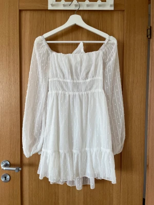 Studentklänning shein 🤍 - Så fin klänning som jag använt en gång. Storlek s, köpt på shein. Användes bara under studenten. Superfint skick! 🤍