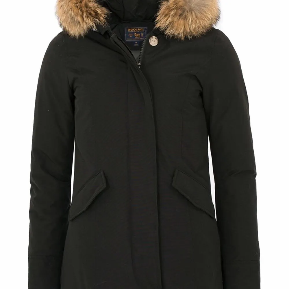 Köpt Jackan för 8710kr, men säljer för mycket billigare. Jackan värmer riktigt bra. Fin päls som håller en varm. Har används under en vinter, ser ändå ny och fräsch ut. Inga stora eller synliga skador. Fin & bra jacka, värd pengarna! Pris kan diskuteras.. Takit.