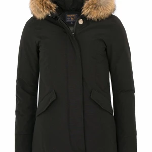 Woolrich Vinterjacka - Köpt Jackan för 8710kr, men säljer för mycket billigare. Jackan värmer riktigt bra. Fin päls som håller en varm. Har används under en vinter, ser ändå ny och fräsch ut. Inga stora eller synliga skador. Fin & bra jacka, värd pengarna! Pris kan diskuteras.