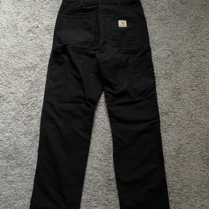 Carhartt WIP - Carhartt WIP single knee pant, originalpris 1100kr. Använda ett fåtal gånger. Pris kan diskuteras! Köparen står för frakt 😌