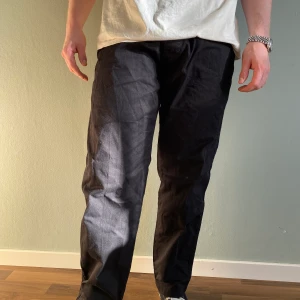 Svarta Unisex byxor sweet sktbs strl S - Svarta byxor från Sweet sktbs i storlek S. Unisex. Något baggy fit med dragsko i midjan. Nästintill oanvända.  Fraktar alltid inom 5 arbetsdagar.