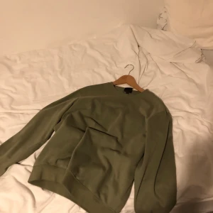 Basic grön sweatshirt  - Basic hm sweatshirt 