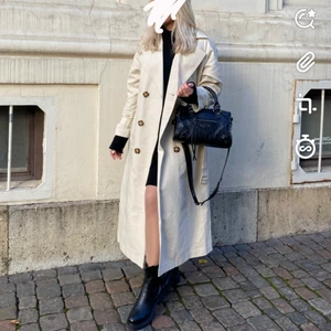 S/M - Världens snyggaste kappa!🤩🤩Tyvärr kommer den inte till använd längre, har använt den cirka 4 gånger å köpte den för 1500kr så den är i ett väldigt bra skick å lyxig material har den. Den en blandning av vit å beige färg😍Frakten står köparen för!