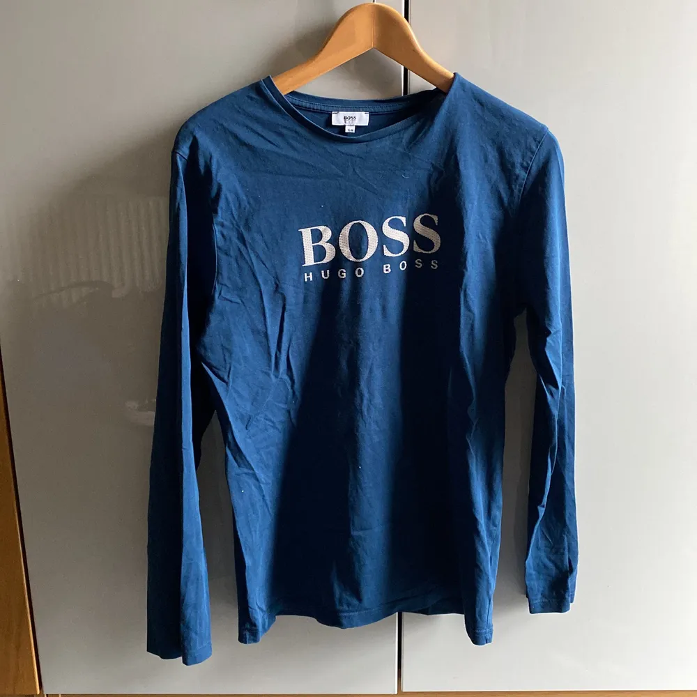 Blå Hugo boss tröja (långärmad t shirt) i fint skick. Skicka gärna meddelande vid fler frågor eller bilder :). Tröjor & Koftor.