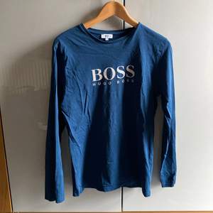 Blå Hugo boss tröja (långärmad t shirt) i fint skick. Skicka gärna meddelande vid fler frågor eller bilder :)