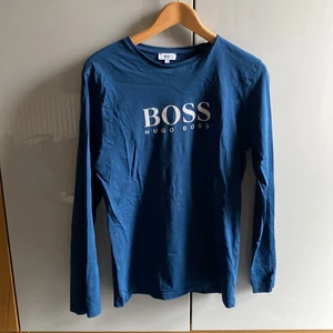 Hugo boss tröja - Blå Hugo boss tröja (långärmad t shirt) i fint skick. Skicka gärna meddelande vid fler frågor eller bilder :)
