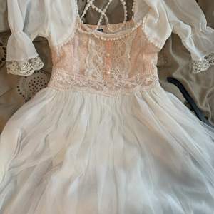 väldigt fin mesh klänning med lace detaljer. storlek M, för stor på mig som är Xs. använd ett fåtal gånger (1 elr 2). köpt secondhand