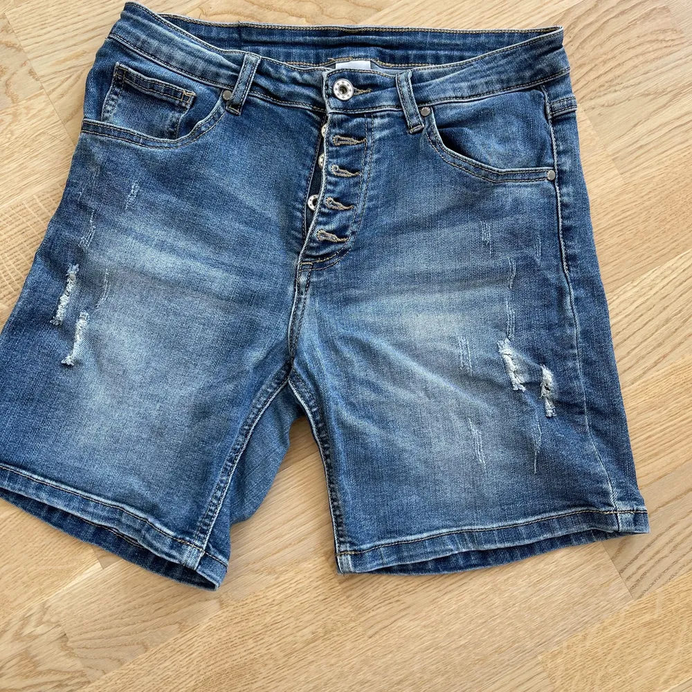 Supersköna jeansshorts med mycket stretch. Storlek 42…som nya. Passa på…komsi komsi 💜🍭💜🍭. Shorts.