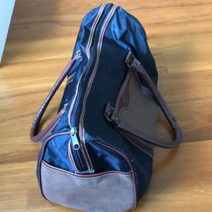 En rymlig 90-tals ”sport” väska  - En sport bag från 90-talet. Väldigt bra skick, möjligtvis lite smutsig men hel. 