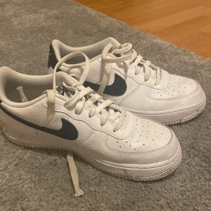 Air Force 1 - Ett par Air Force 1 köpa på footlocker i Liverpool förra sommaren, säljer då de inte kommer till användning längre och börjar bli för små för mig. Har tyvärr inte kvar lådan men tveka inte att skriva om du har några frågor!! 