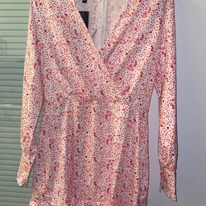 Klänning oanvänd stl M - Oanvänd klänning storlek M