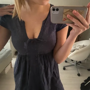 Oddmolly klänning - Vill tillägga att den är en fin marinblå färg, syns ej så tydligt på bilderna💕 Köpte den för 700kr och säljer den för 150kr💕 i storlek S!