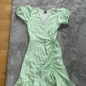 Grön rutig klänning Gina tricot XS - Helt oanvänd klänning från Gina tricot i XS
