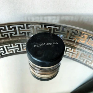 Bare Minerals / 90% kvar / Butterfly - Mer än 90% kvar i förpackningen. Vill vara tydlig med att den här kan vara äldre än vad som rekommenderas på baksidan av produkten. Lukten är dock densamma och jag känner ingen skillnad i dess konsistens och så vidare, men vill vara tydlig med att den int