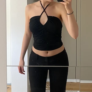 Festtopp - Säljer denna snygga festtopp som går att ha på många olika sett. Den är från shein i strl M men passar mig som har S. Köparen str för frakten. Buda med minst 10kr! 