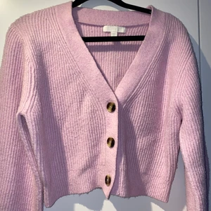 Stickad tröja - Kortare / crop stickad modell i en lila / rosa färg i storlek S🥰 fin till sommarkvällar!