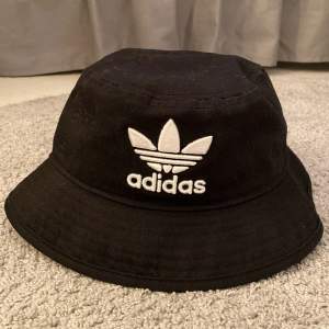 Adidas hatt som jag köpte för 200kr!❣️