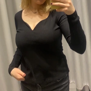 Svart topp - Skitsnygg svart topp från HM!! Säljer pga har två ⭐️