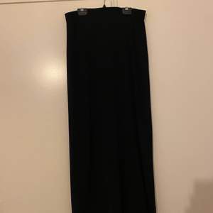 En tight svart kjol från H&M. Köpt för länge sedan men använd bara ett par gånger. Kjolen är i storlek S och sitter fint på kroppen 