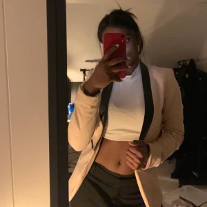 Snygg Kavaj  - Denna snyggingen har använts på fest endast! I topp skick och har en väldigt ljus beige/rosa färg 