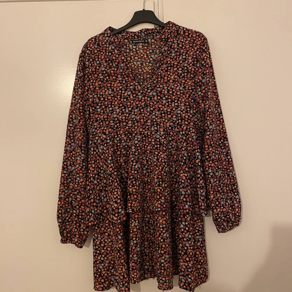 En fin blommig klänning i storlek 36 men passar även mig som har storlek 38. Sitter åt vid brösten vilket ser fint ut. Den är köpt från Rut & Circle och är använd ett par gånger . Mekot.