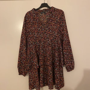 Klänning  - En fin blommig klänning i storlek 36 men passar även mig som har storlek 38. Sitter åt vid brösten vilket ser fint ut. Den är köpt från Rut & Circle och är använd ett par gånger 