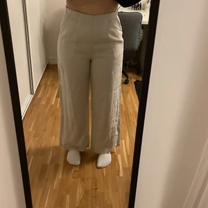 Linnebyxor - Nyköpta linnebyxor som tyvärr är för korta för mig (provade aldrig i butik). Lapp finns kvar, köpta på Primark i London. Fin slits på benen baktill som syns på andra bilden. Storleken är 44, jag har vanligtvis 40 så skulle absolut säga att de är mindre i storleken. Jag är 173 cm, skulle säga att längden passar till någon som är under 170cm. Nypris 17 pund, jag säljer dom för 140 + frakt (66kr) eller till den som budar högst. Vill man ha fler bilder är det bara att skriva💕