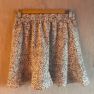 Vit prickig kjol - Säljer denna eftersom den aldrig är använd! Köpte förra sommaren! Super fint skick! Köpte för 120kr säljer för 80kr inklusive frakten! Kom privat för intresse, frågor eller köp!❤️