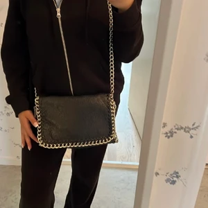 Tiamo väska - Säljer ännu en tiamo väska exakt som den andå samma storlek och lägnd på bandet. Frakt inkluderar