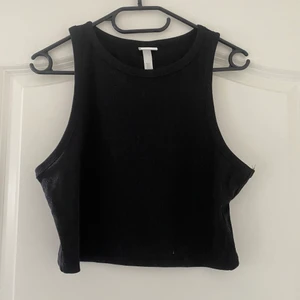 Svart glittrigt linne h&m - Svart croptop linne i tunnare samt glittrigt tyg.