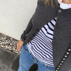 T-shirt ifrån zara!❤️❤️ - Jättesnygg randig t-shirt ifrån zara!❤️ säljer då den inte kommer till användning. Tröjan är knappt använd och är i nyskick❤️ FÖRSTA BILDEN ÄR LÅNAD!❤️