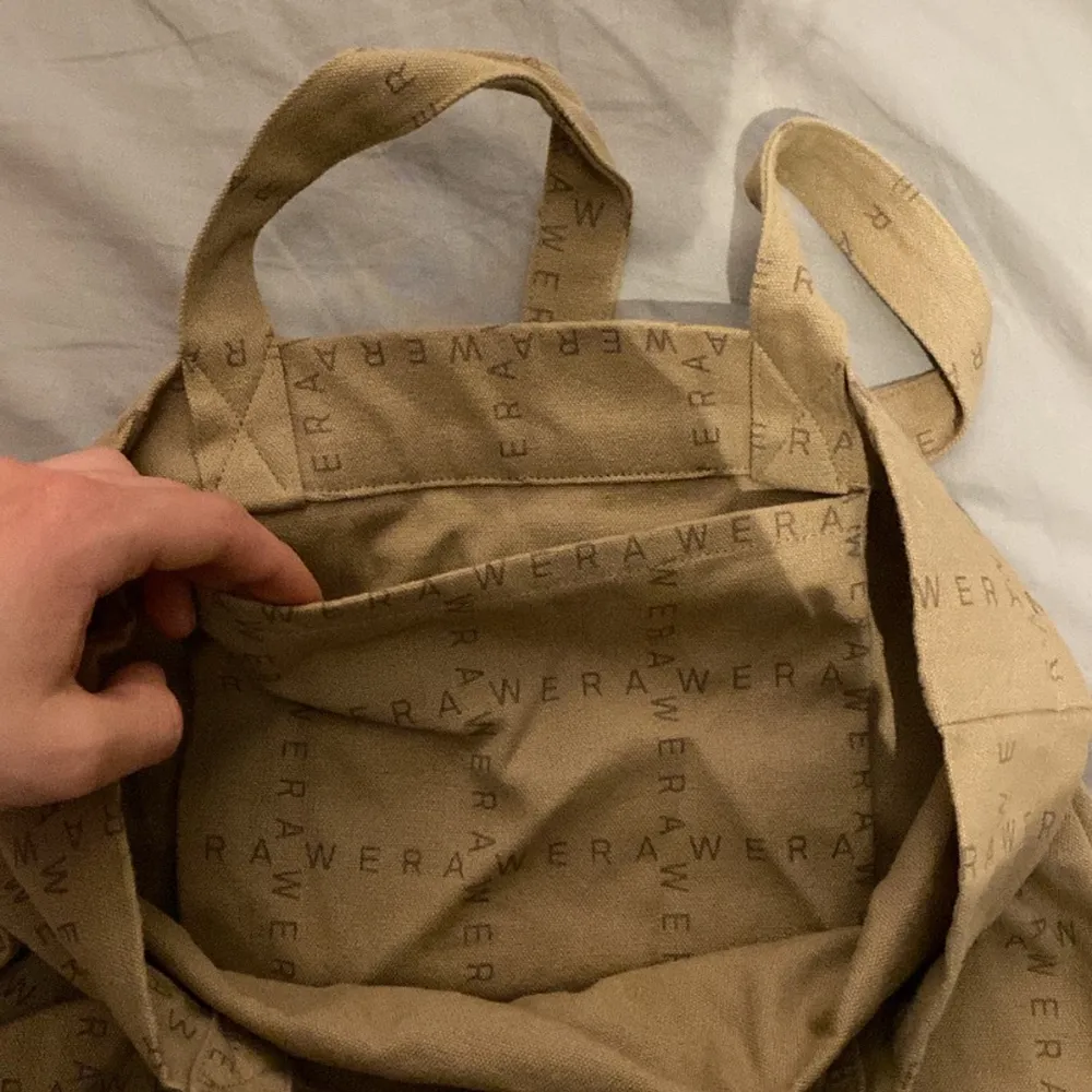 Fin väska från Vero Moda, som jag har aldrig använt, det finns en innerficka inuti väskan. . Väskor.