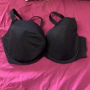 BH - En svart BH i storlek 85G🥰  inte ny, alltså använd men i bra skick😊    Nypris 399kr, säljer för 199kr. Kan mötas upp i ulricehamn eller borås, kan även frakta spårbart.  Köparen står för frakten