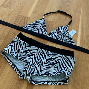 Zebra mönster bikini - Detta är en bikini i storleken 146-152. Den är använd många gånger men är i gott skick. Den skoja för 60kr + frakt.