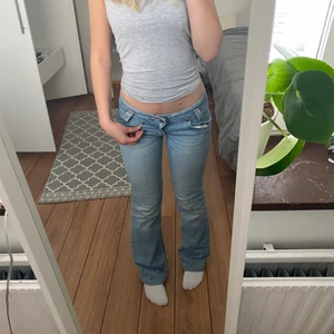 Lågmidjade bootcut jeans - Säljer dessa ljusblåa lågmidjade bootcut jeans från Lee. Dom är i bra skick då jag inte har använt dom så mycket🥰 Vill ni ha fler bilder eller mått så är det bara att höra av sig💞 direktpris: 380kr