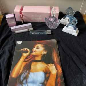 Ariana Grande Samlarobjekt - Kit ingår: 1 Kartong parfymtrion SLC, TUN och Ari. 1 Kartong av mini R.E.M 1 Kartong av Ari Rollerball 1 Ari rollerball kartong + glasförpackning 2 Cloud 10ml glasförpackning 1 R.E.M glasflaska 50ml 2 Cloud glasförpackning 30ml/50ml allt tomt. 1 Poster. 