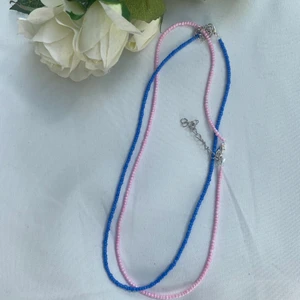 Halsband - Fina och somriga halsband, finns i alla färger. Finns ett knäppe på halsbanden så att man kan få på sig det. Passar perfekt nu till sommaren! 🌸 49/styck, 14kr frakt 